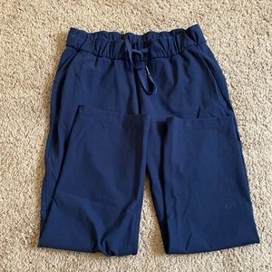 Lululemon Navy blue drawstring side pockets cropped size 4